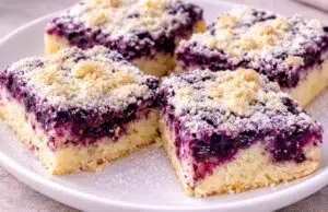 Borůvkový litý koláč s jogurtem a drobenkou: Nadýchaný a vláčný jako obláček