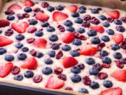 Vynikající hrnková bublanina s ovocem a drobenkou: Rychlý recept bez vážení