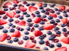 Vynikající hrnková bublanina s ovocem a drobenkou: Rychlý recept bez vážení