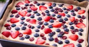 Vynikající hrnková bublanina s ovocem a drobenkou: Rychlý recept bez vážení