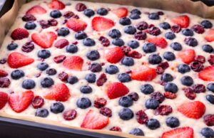 Vynikající hrnková bublanina s ovocem a drobenkou: Rychlý recept bez vážení