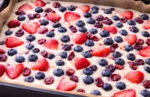 Vynikající hrnková bublanina s ovocem a drobenkou: Rychlý recept bez vážení