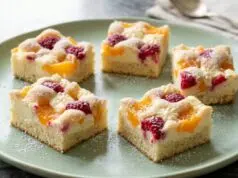 Nadýchaná bublanina s mandarinkami, malinami a tvarohem: Dokonalý moučník na plech