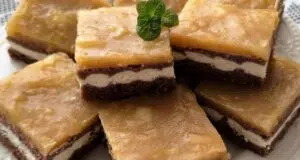 Dvoubarevná buchta s tvarohem a skořicovými jablky: Dezert, který si zamilujete na první sousto