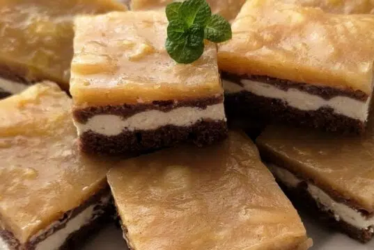 Dvoubarevná buchta s tvarohem a skořicovými jablky: Dezert, který si zamilujete na první sousto