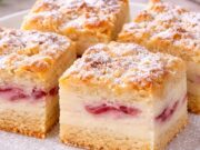 Švestkový koláč se zakysanou smetanou: Nadýchaný krém pod strouhanou peřinkou