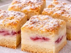 Švestkový koláč se zakysanou smetanou: Nadýchaný krém pod strouhanou peřinkou