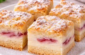 Švestkový koláč se zakysanou smetanou: Nadýchaný krém pod strouhanou peřinkou