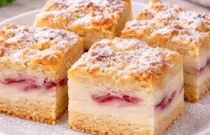 Švestkový koláč se zakysanou smetanou: Nadýchaný krém pod strouhanou peřinkou