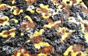 Chodský koláč na plech: Tradiční poklad s bohatým zdobením a vůní rumu Chodský koláč s tvarohem, mákem a rozinkami na plechu.“