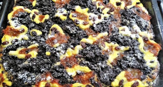 Chodský koláč s tvarohem, mákem a rozinkami na plechu.“