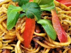 Domácí kuřecí „čína“ s křupavou zeleninou a smaženými nudlemi Restované čínské nudle se zeleninou, paprikou a bylinkami na talíři.