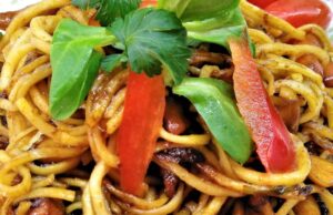 Domácí kuřecí „čína“ s křupavou zeleninou a smaženými nudlemi Restované čínské nudle se zeleninou, paprikou a bylinkami na talíři.