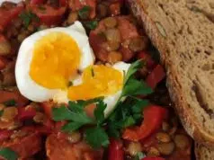 Argentinská čočka s uzeninou a paprikou: Sytá rychlovka z jednoho hrnce