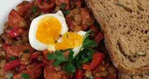 Argentinská čočka s uzeninou a paprikou: Sytá rychlovka z jednoho hrnce