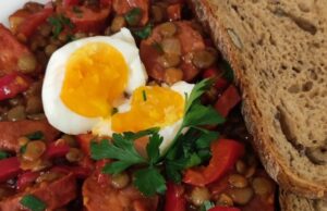 Argentinská čočka s uzeninou a paprikou: Sytá rychlovka z jednoho hrnce