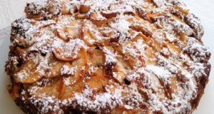Neskutečně dobrý „překlopený“ koláč s jablky, rumovým krémem a posypkou Domácí jablečný koláč posypaný moučkovým cukrem s plátky jablek.