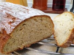 Vláčný podmáslový chléb z ošatky: Poctivý domácí bochník s vůní kmínu Bochník domácího chleba s křupavou kůrkou a nakrájenými plátky.