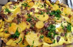 Dřevorubecký kastrůlek s hlívou a uzeným bůčkem: Poctivá selská bašta Zapečené brambory s masem, slaninou a bylinkami v pekáči.