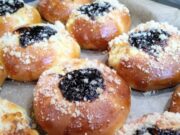 Dvojctihodné koláče s tvarohem a povidly: Tradiční recept, který provoní dům Kynuté koláče s tvarohem, drobenkou a ovocnou náplní na plechu.