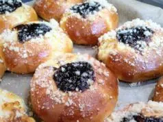 Dvojctihodné koláče s tvarohem a povidly: Tradiční recept, který provoní dům Kynuté koláče s tvarohem, drobenkou a ovocnou náplní na plechu.