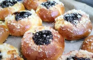 Dvojctihodné koláče s tvarohem a povidly: Tradiční recept, který provoní dům Kynuté koláče s tvarohem, drobenkou a ovocnou náplní na plechu.