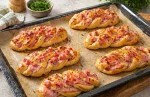 Domácí pletené housky se slaninou a sýrem: Voňavé pečivo, kterému neodoláte