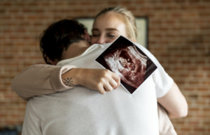 Toužili jsme po miminku, ale po porodu se manžel změnil v monstrum: Syna nenávidí, utíká do hospody a já jsem na dně