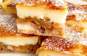 Jablečná buchta z listového těsta s pudinkem, piškoty a ořechy