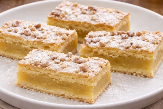 Jablečná buchta s pudinkem: Extra šťavnatý recept s ořechovou krustou!