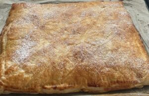 Pudinkové řezy z listového těsta: Rychlý jablečný dezert, který si děti zamilují!