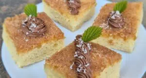 Šťavnaté kokosové řezy se smetanou: Bleskový hrníčkový moučník, který se rozplývá na jazyku