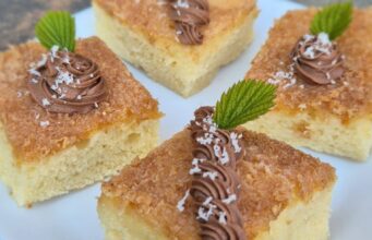 Šťavnaté kokosové řezy se smetanou: Bleskový hrníčkový moučník, který se rozplývá na jazyku