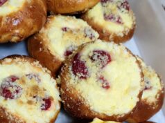 Domácí kynuté koláčky s jahodami a tvarohem: Vláčné těsto a křupavá drobenka