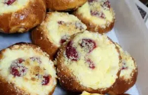 Domácí kynuté koláčky s jahodami a tvarohem: Vláčné těsto a křupavá drobenka