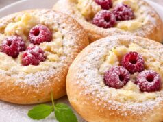Domácí kynuté koláče s tvarohem, malinami a drobenkou: Tajemství vláčného těsta