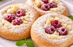 Domácí kynuté koláče s tvarohem, malinami a drobenkou: Tajemství vláčného těsta