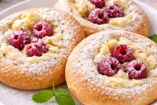 Domácí kynuté koláče s tvarohem, malinami a drobenkou: Tajemství vláčného těsta