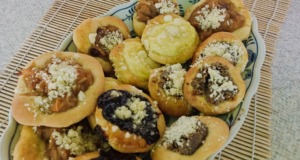 Babiččiny kynuté koláčky s tvarohem a meruňkami: Recept na nadýchané těsto a bleskovou drobenku