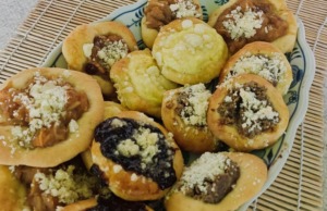 Babiččiny kynuté koláčky s tvarohem a meruňkami: Recept na nadýchané těsto a bleskovou drobenku