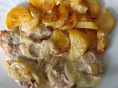 Zapečené vepřové kotlety se smetanou a bramborem: Poctivý oběd z jednoho pekáče