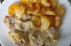 Zapečené vepřové kotlety se smetanou a bramborem: Poctivý oběd z jednoho pekáče