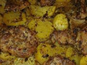 Pomalá krkovice na bramborách: Šťavnatý oběd z jednoho pekáčku