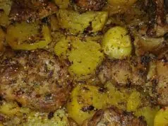 Pomalá krkovice na bramborách: Šťavnatý oběd z jednoho pekáčku