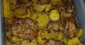 Pomalá krkovice na bramborách: Šťavnatý oběd z jednoho pekáčku