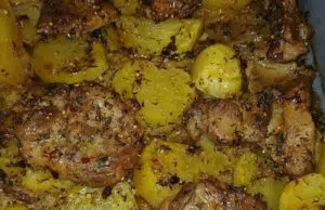 Pomalá krkovice na bramborách: Šťavnatý oběd z jednoho pekáčku