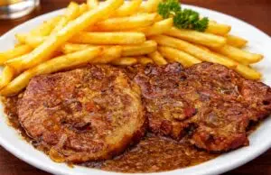 Vepřová krkovice na černém pivu: Šťavnaté pečené maso s poctivou omáčkou!