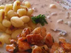 Krémová krůtí prsa se žampiony a sýrem: Rychlovka s křupavými gnocchi Krůtí maso na kousky s opékanými gnocchi a smetanovou omáčkou.