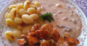 Krémová krůtí prsa se žampiony a sýrem: Rychlovka s křupavými gnocchi Krůtí maso na kousky s opékanými gnocchi a smetanovou omáčkou.