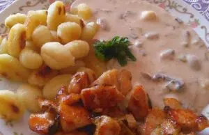 Krémová krůtí prsa se žampiony a sýrem: Rychlovka s křupavými gnocchi Krůtí maso na kousky s opékanými gnocchi a smetanovou omáčkou.